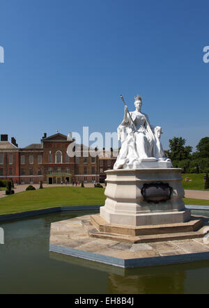 Queen Victoria Statue and Kensington Palace, Kensington Gardens, London, England, United Kingdom, Europe Stock Photo