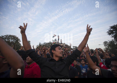 Dhaka, Bangladesh. 9th Mar, 2015. A Bangladeshi cricket fan waves the Bangladeshi flag standing atop a sculpture as hundreds gather to celebrate their team's victory in the World Cup match against England at the Dhaka University Campus in Dhaka, Bangladesh, Monday, March 9, 2015. Bangladesh defeated England by 15-runs Monday to enter the quarterfinals. © Suvra Kanti Das/ZUMA Wire/ZUMAPRESS.com/Alamy Live News Stock Photo