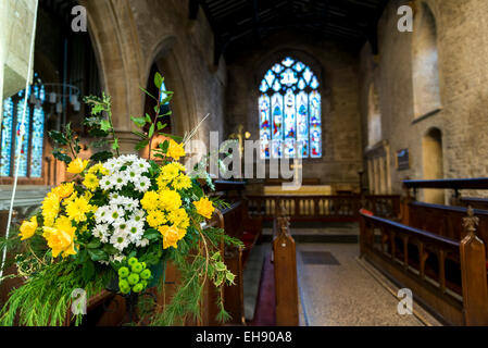 Spring flowers in the church of St Mary's, an Anglican Church in the Oxfordshire town of Chipping Norton Stock Photo