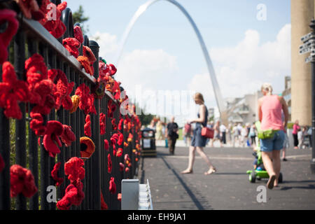 Knitted commemorative poppies on railings on the Road of Remembrance leading to the WW1 Memorial Arch in Folkestone, Kent Stock Photo