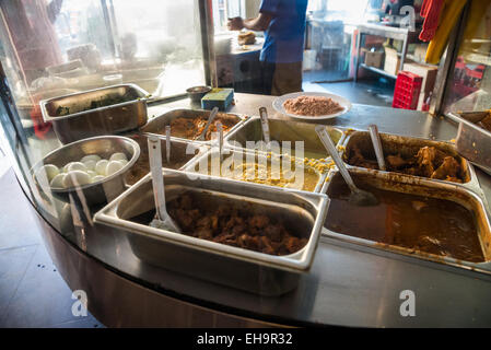 Cook preparing traditional Sri Lankan fast food in Colombo, bus station, Sri Lanka, Asia Stock Photo