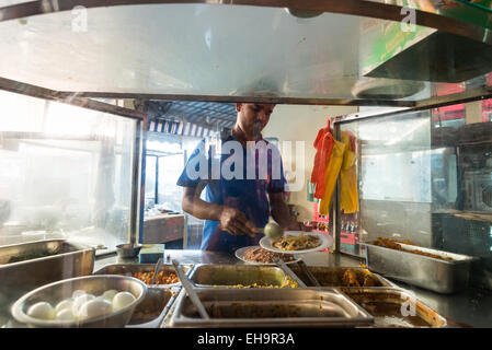 Cook preparing traditional Sri Lankan fast food in Colombo, bus station, Sri Lanka, Asia Stock Photo