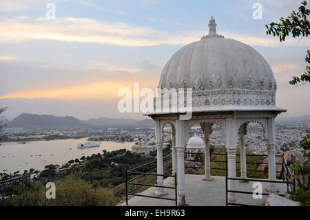 Pavillon with Udaipur city palace at Pichola lake, Udaipur, Rajasthan, India Stock Photo