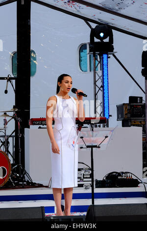 Southampton, UK. 10th March, 2015. Laura Wright singing at the naming of P&O Cruise ships Credit:  Paul Chambers/Alamy Live News Stock Photo