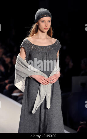 Paris, France. 10th Mar, 2015. A model presents a creation of agnes b. during the Paris Fashion Week fall/winter 2015-2016 in Paris, France, on March 10, 2015. Credit:  Chen Xiaowei/Xinhua/Alamy Live News Stock Photo