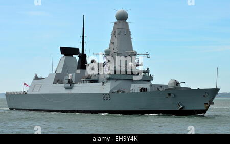 AJAXNETPHOTO. - 5TH JUNE, 2014. - PORTSMOUTH, ENGLAND. -  TYPE 45 DESTROYER HMS DAUNTLESS ENTERING HARBOUR. PHOTO:TONY HOLLAND/AJAX REF:DTH140506 9513 Stock Photo