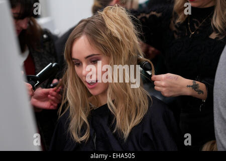 UNITED KINGDOM, London : British model Suki Waterhouse gets ready back stage for the Burberry collection during the 2014 Autumn / Winter London Fashion Week in London on February 17, 2014