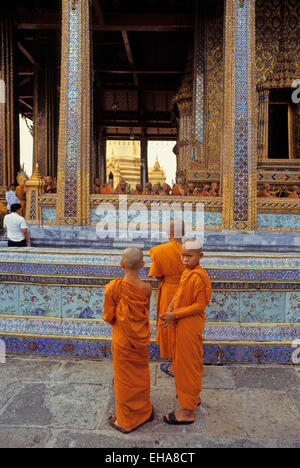 Young monks at Grand Palace (Wat Phra Keo), Bangkok, Thailand Stock Photo