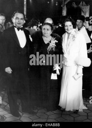 Edward G. Robinson, with Mother, Sarah Goldberg, and Wife, Gladys, Portrait  During Arriving at Premiere of 'I Loved a Woman', September 1933 Stock Photo