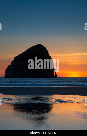 Sunset over Chief Kiawanda Rock at Cape Kiwanda, Oregon, USA Stock Photo