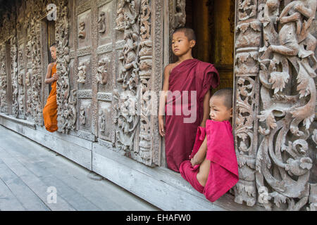 Novice monks at Shwenandaw Kyaung monastery in Mandalay, Myanmar Stock Photo