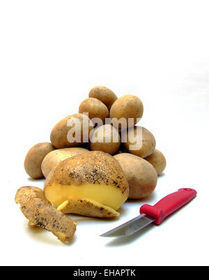 Kartoffeln schälen / to shell potatoes Stock Photo