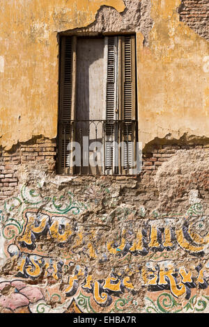 Argentina, Buenos Aires, San Telmo, Defensa, San Lorenzo, graffiti on crumbling house wall Stock Photo