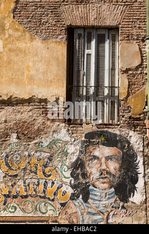 Argentina, Buenos Aires, San Telmo, Defensa, San Lorenzo, Che Guevara graffiti on crumbling house wall Stock Photo