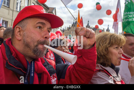 Schwerin, Germany. 11th Mar, 2015. Thousands of staff members of public services are taking part in a joint rally of German Teacher's Union 'GEW', united services union 'Ver.di' and the Trade Union of the Police 'GdP' in Schwerin, Germany, 11 March 2015. The unions are demanding a 5.5 percent and at least 175 euros per month pay increase for public sector workers. Photo: Jens Buettner/dpa/Alamy Live News Stock Photo