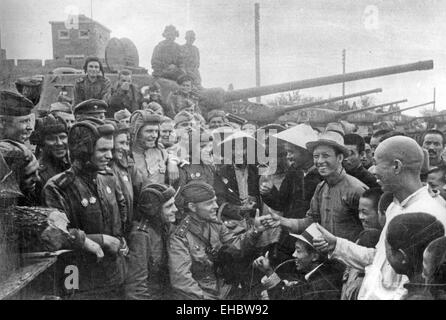 SOVIET TANK CREW with local people in Taonan. Manchuria, in 1945, during the 39th Army's operations Stock Photo