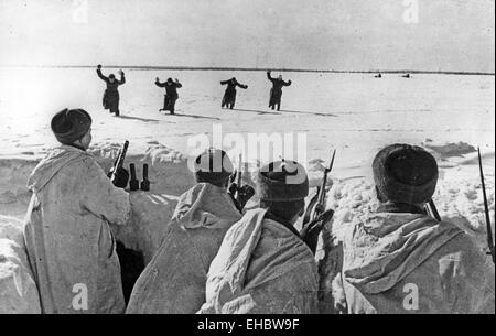 SOVIET ARCTIC TROOPS take German prisoners in 1944 in a posed photo Stock Photo