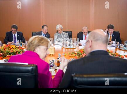 World leaders sit together during an extended group photo with other Stock Photo: 83521025 - Alamy
