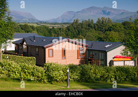 Holiday Lodges backed by Mount Snowdon & Snowdonia, Anglesey, North Wales, UK Stock Photo