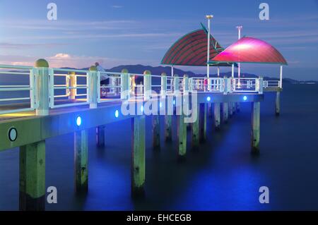 The Townsville Strand jetty, jutting into the Cleveland Bay, towards Magnetic Island. Townsville, Queensland, Australia Stock Photo