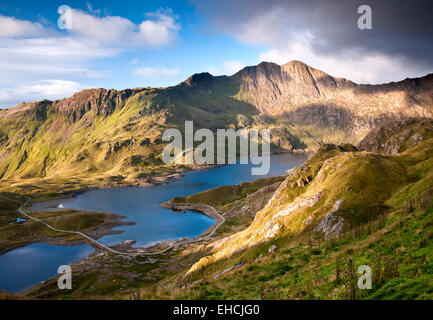 Llyn Llydaw & The Miners Track backed by Y Lliwedd, Cwm Dyli, Snowdonia National Park, North Wales Stock Photo