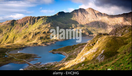 Llyn Llydaw and The Miners Track backed by the Peak of Y Lliwedd, Cwm Dyli, Snowdonia National Park, North Wales, UK Stock Photo