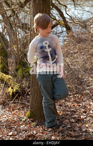 little boys peeing forest Little boy peeing in a field of wildflowers stock photo - OFFSET