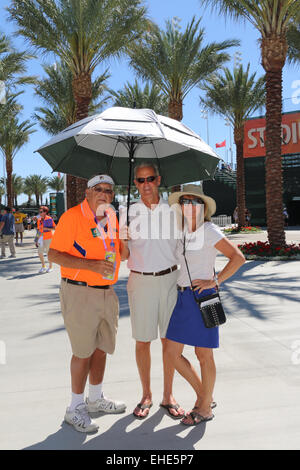 Indian Wells, California 12th March, 2015 Tennis fans visiting from Oregon try to keep cool as temperatures reach into the 90's at the BNP Paribas Open. Credit: Lisa Werner/Alamy Live News Stock Photo