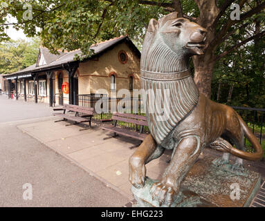 View of the Lakeside Café and Leo the Lion, a  bronze sculpture, in Alaxandra Park, by the Boating Lake. Stock Photo