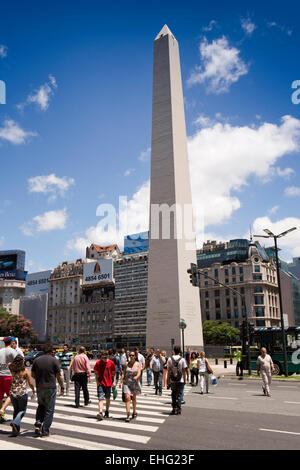 Argentina, Buenos Aires, Plaza de la Republica, pedestrians crossing at the obelisk Stock Photo