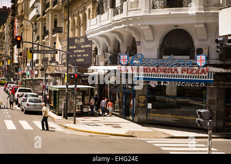 Argentina, Buenos Aires, Talcahuano, Banchero, Le Verdadera street corner pizza restuarant Stock Photo