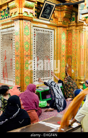 Nizamuddin Dargah, Shrine And Mausoleum Of A Sufi Saint, Delhi, India ...