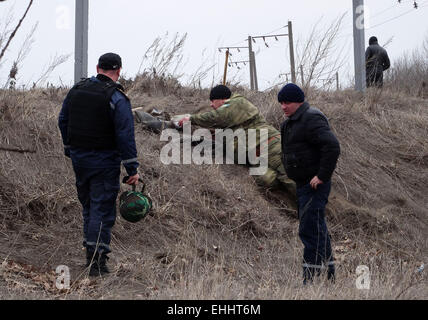 Lugansk, Ukraine. 12th Mar, 2015. Sappers have discovered an improvised explosive device -- Task Force Security Service of Ukraine together with the police on Thursday, March 12, 2015, prevented a terrorist act near the critical infrastructure of the region - road and railway in the Luhansk region. Law enforcers found on the side of the road 'Lisichansk-Artemivs'k' improvised explosive device directed action disguised as a fire extinguisher. Credit:  Igor Golovnov/Alamy Live News Stock Photo