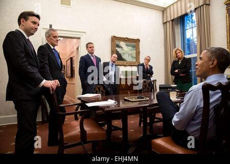 US President Barack Obama meets with, from left, Press Secretary Josh Earnest; Chief of Staff Denis McDonough; Senior Advisor Dan Pfeiffer; Ben Rhodes, Deputy National Security Advisor for Strategic Communications; John Podesta, Counselor to the President and Jennifer Palmieri, Director of Communications, in the Oval Office Private Dining Room to prep for a CBS Face the Nation interview with Bob Schieffer November 7, 2014 in Washington, DC. Stock Photo