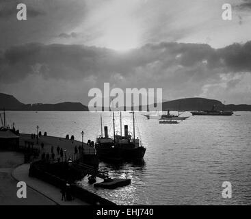 AJAXNETPHOTO - 1911-12 APPROX. - SUNSET - A PHOTOGRAPH TAKEN IN EDWARDIAN TIMES FROM OBAN, ARGYLL, SCOTLAND, LOOKING OUT OVER THE BAY OF OBAN WITH THE MOUNTAINS OF KERRERA BEYOND. PHOTO:AJAX VINTAGE PICTURE LIBRARY REF:()PLA OBAN 1900S 80201 14 Stock Photo