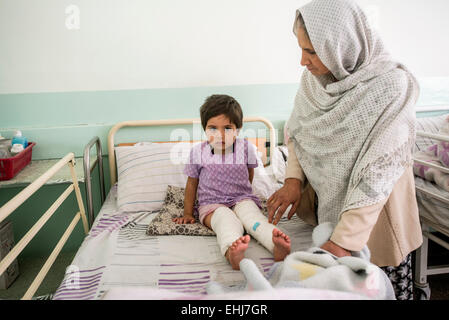 Girl treating in inpatient pediatric ward, Central Hospital of Afghan Red Crescent Society, Kabul, Afghanistan Stock Photo