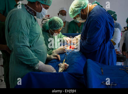 Dr. Qayoum makes a gynecological surgery in Central Hospital of Afghan Red Crescent Society, Kabul, Afghanistan Stock Photo