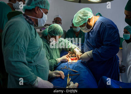 Dr. Qayoum makes a gynecological surgery in Central Hospital of Afghan Red Crescent Society, Kabul, Afghanistan Stock Photo