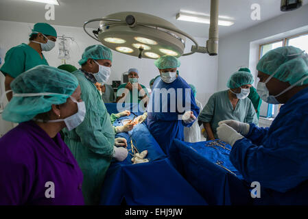 Dr. Qayoum makes a gynecological surgery in Central Hospital of Afghan Red Crescent Society, Kabul, Afghanistan Stock Photo