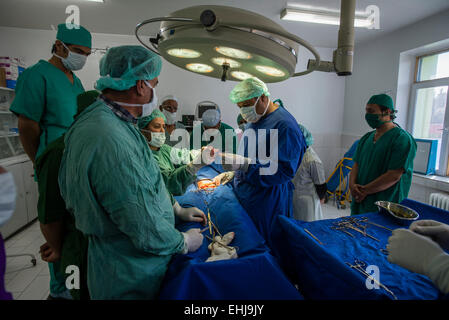 Dr. Qayoum makes a gynecological surgery in Central Hospital of Afghan Red Crescent Society, Kabul, Afghanistan Stock Photo