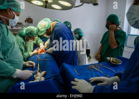 Dr. Qayoum makes a gynecological surgery in Central Hospital of Afghan Red Crescent Society, Kabul, Afghanistan Stock Photo