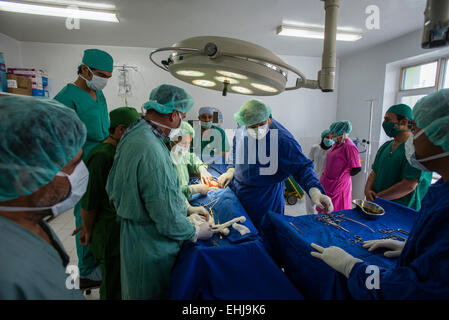 Dr. Qayoum makes a gynecological surgery in Central Hospital of Afghan Red Crescent Society, Kabul, Afghanistan Stock Photo