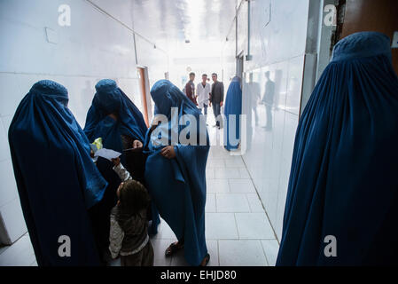 Women in burkas wait for treatment in the corridor of Central Hospital of Afghan Red Crescent Society, Kabul, Afghanistan Stock Photo