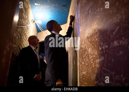 US President Barack Obama signs a wall backstage before delivering remarks on immigration at the Copernicus Community Center November 25, 2014 in Chicago, IL. Stock Photo