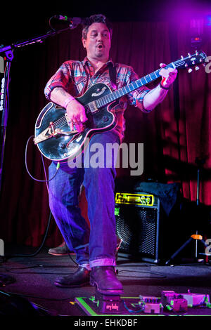 Huey Morgan, lead singer and guitarist of the Fun Loving Lovin' Criminals performs with his band Huey and the New Yorkers Stock Photo