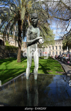 "Pelota" statue of boy with ball in fountain on Av. del Parallel, Barcelona Stock Photo