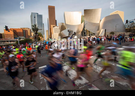 Los Angeles, USA. 15th Mar, 2015. Runners pass by Disney Concert Hall during the 30th Asics LA Marathon in Los Angeles, California, the United States, March 15, 2015. About 26,000 runners from all 50 states and 55 countries participated in the 26.2-mile event, which began at Los Angeles Dodger Stadium and went through Los Angeles, West Hollywood and Beverly Hills and ended in Santa Monica. © Zhao Hanrong/Xinhua/Alamy Live News Stock Photo