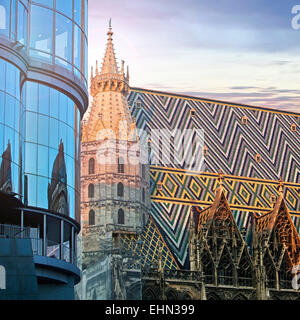St. Stephan cathedral and the modern Haas Haus in Vienna Stock Photo