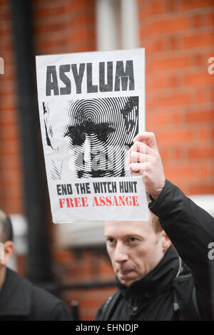 Knightsbridge, London, UK. 16th March 2015. A vigil is held for Wikileaks whistleblower Julain Assange to mark 1,000 days living inside the Ecuadorian Embassy in Knightsbridge. Credit:  Matthew Chattle/Alamy Live News Stock Photo