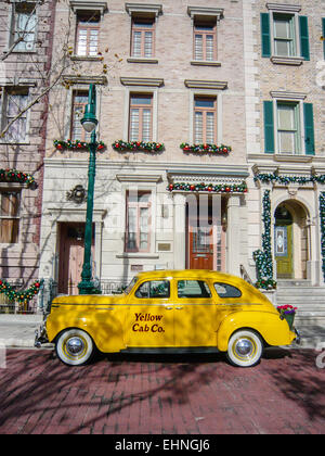 A 1940s/1950s yellow New York taxi Stock Photo